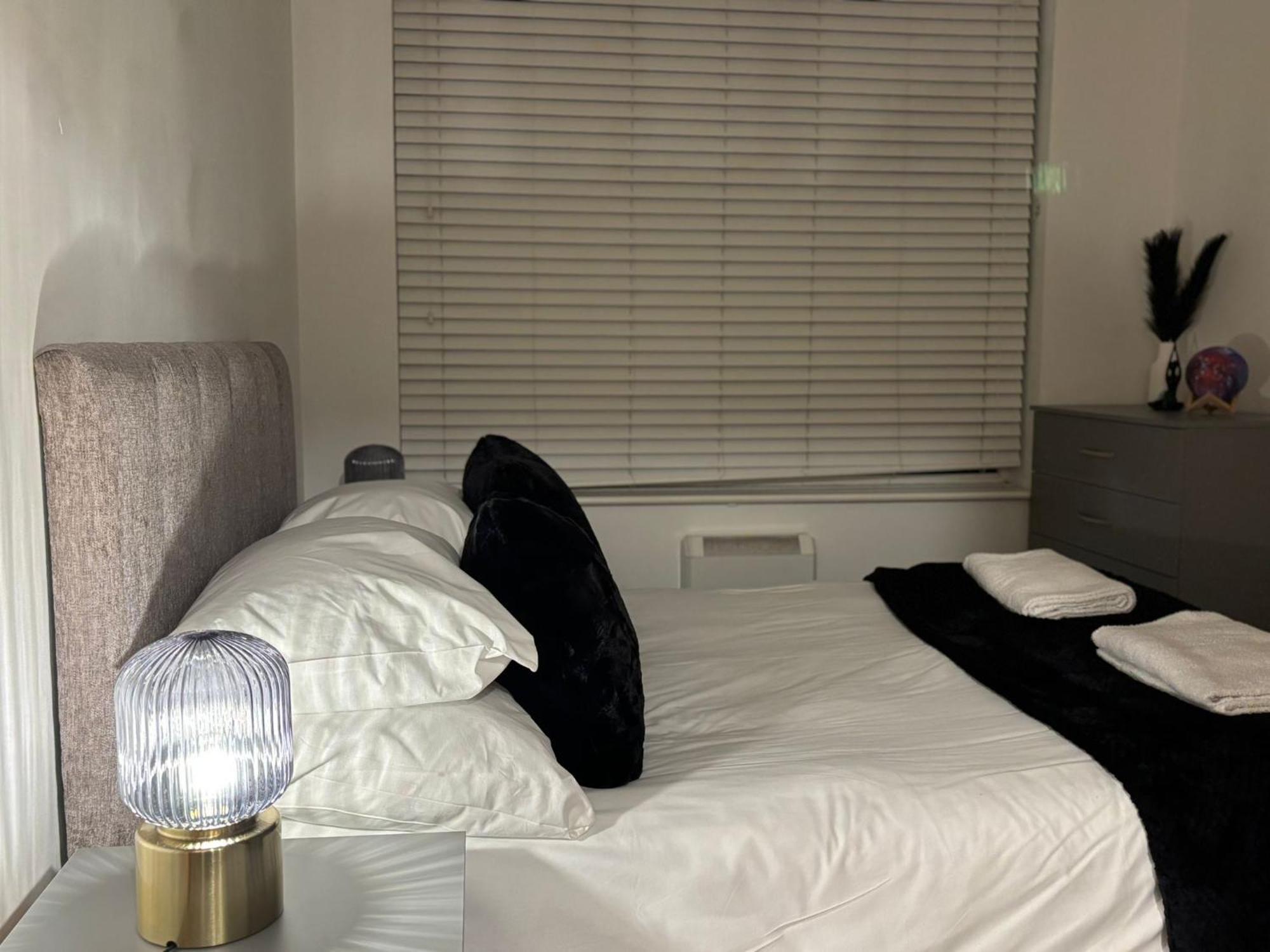 24-7 Secured City Centre Apartments With Free Underground Parking And Wifi Birmingham Esterno foto