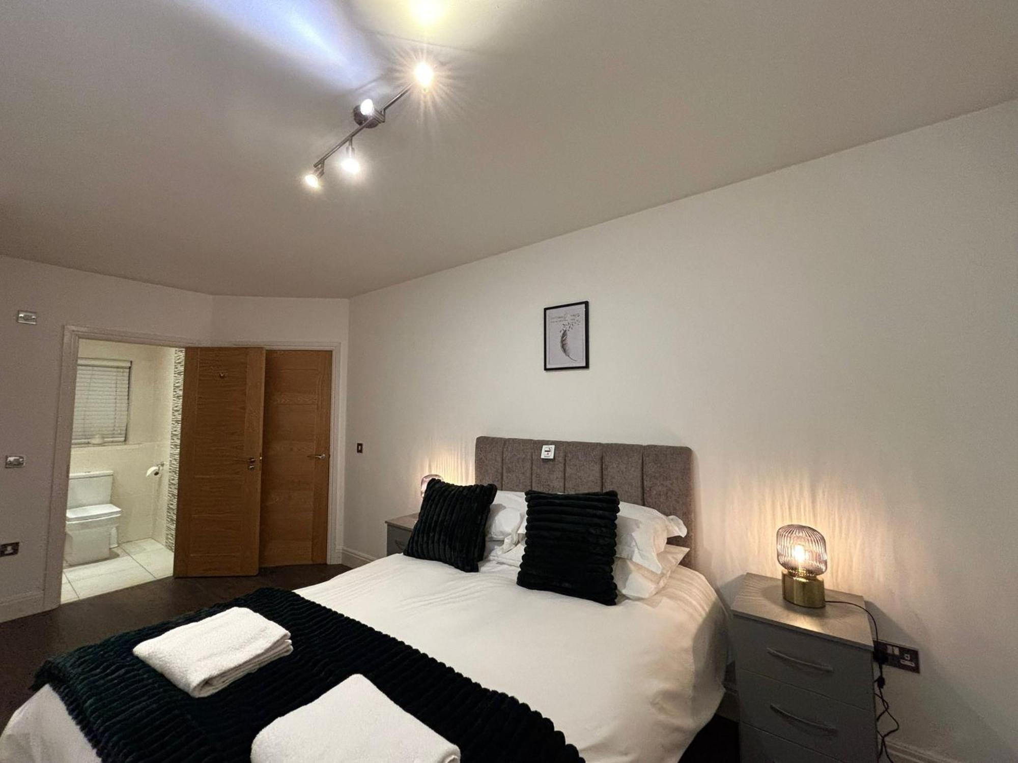 24-7 Secured City Centre Apartments With Free Underground Parking And Wifi Birmingham Esterno foto